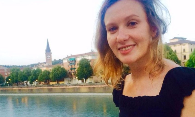 Zdroj oběť identifikoval jako Rebeccu Dykesovou (na snímku). První poznatky podle něj nasvědčují tomu, že nešlo o zločin s politickým motivem. Smrt britské občanky potvrdily i londýnské ministerstvo zahraničí a britská ambasáda v Bejrútu.