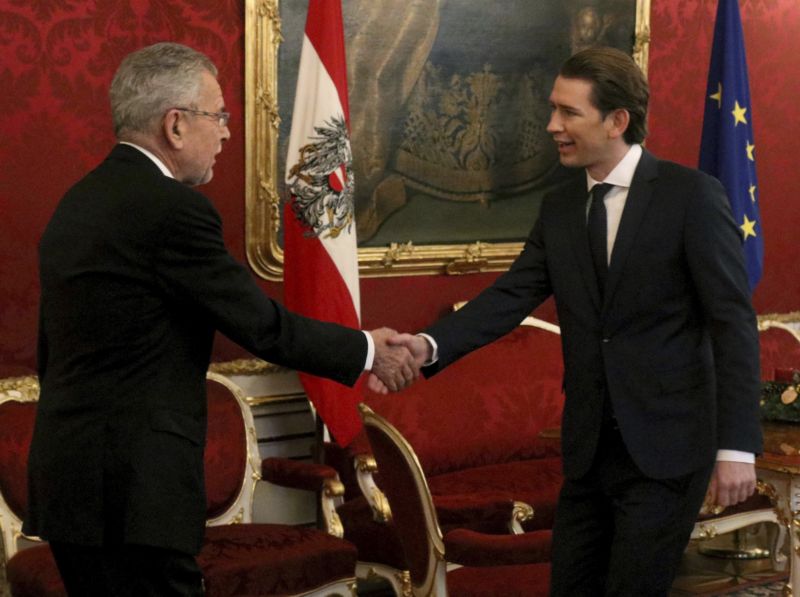 Prezident Alexander Van der Bellen (vlevo) gratuluje Sebastianu Kurzovi.
