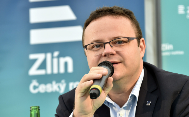 Na snímku hovoří generální ředitel ČRo R. Zavoral.