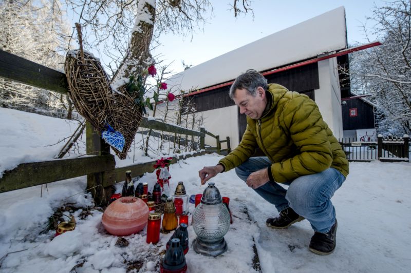 Lidé přicházejí k chalupě Václava Havla uctít jeho památku. Lidé přicházejí k chalupě Václava Havla uctít jeho památku.