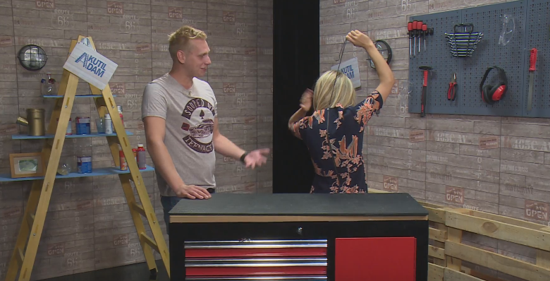 Kutilové Adam a Lucie poradí, jaksi zapnout šaty bez cizí pomoci. Kutilové Adam a Lucie poradí, jaksi zapnout šaty bez cizí pomoci.