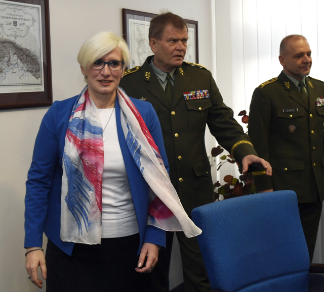 Ministryně obrany Karla Šlechtová s náčelníkem Generálního štábu Josefem Bečvářem (uprostřed). Ministryně obrany Karla Šlechtová s náčelníkem Generálního štábu Josefem Bečvářem (uprostřed).