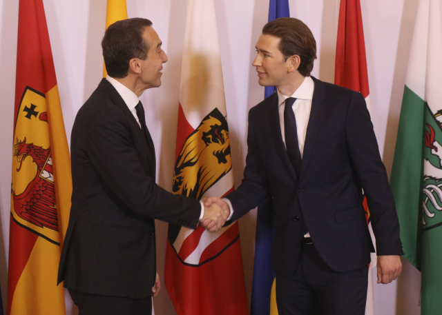 Zleva bývalý rakouský kancléř Christian Kern a nový kancléř Sebastian Kurz. 