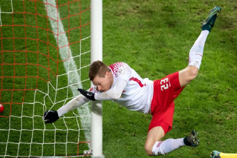 Fotbalista Marcel Halstenber si odnesl z posledního zápasu zlomeniny.