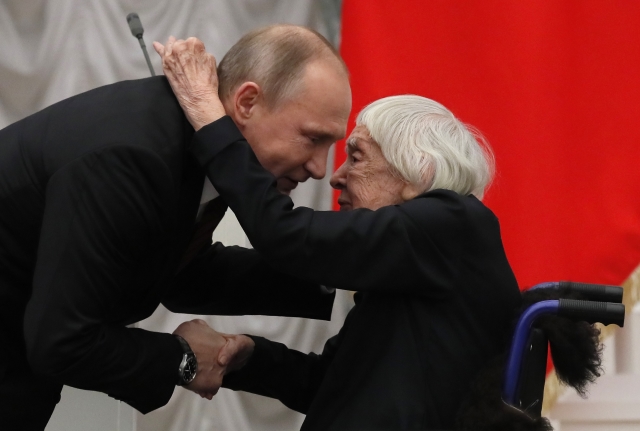 Vladimir Putin (vpravo) a Ljudmila Alexejevová (vlevo). 