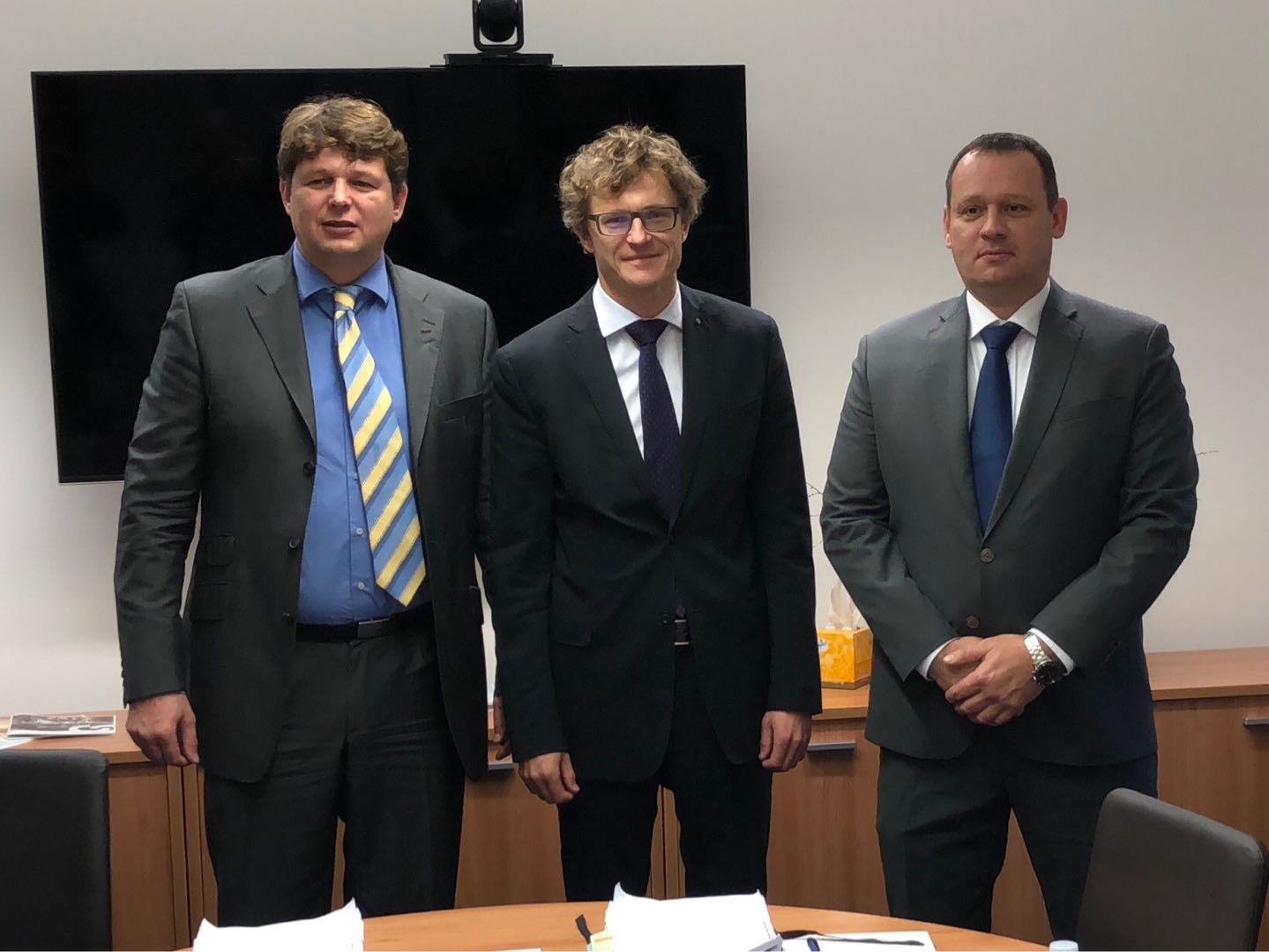 U podpisu kontraktu mezi společností ŽĎAS a BONATRANS Group byli (zleva) generální ředitel společnosti ŽĎAS Pavel Cesnek, generální ředitel společnosti BONATRANS Group Jakub Weimann a za akcionáře ŽĎASu společnost CEFC Josef Hehejík, ředitel divize průmyslu.  