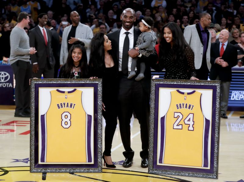 Kobe Bryant si slavnostní večer užil s celou rodinou.