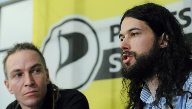 Zleva předseda Pirátské strany Ivan Bartoš a Mikuláš Ferjenčík. 