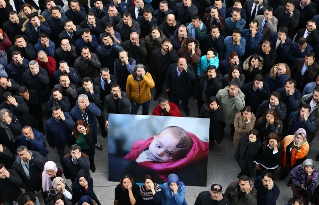 Zaměstnanci agentury Anadolu demonstrují na podporu syrského dítěte. Zaměstnanci agentury Anadolu demonstrují na podporu syrského dítěte.