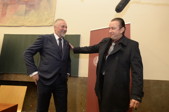 Mirek Topolánek (vlevo) s postavou filmu Tondou Blaníkem (vpravo). 