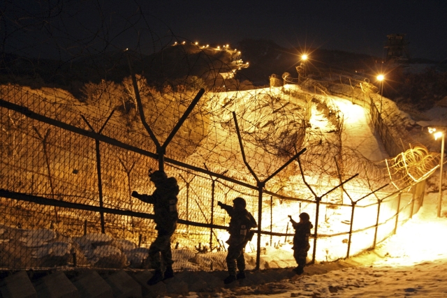 Korejské demilitarizované pásmo je přibližně dvě stě padesát kilometrů dlouhé a čtyři kilometry široké. Tvoří hranici mezi Severní a Jižní Koreou.