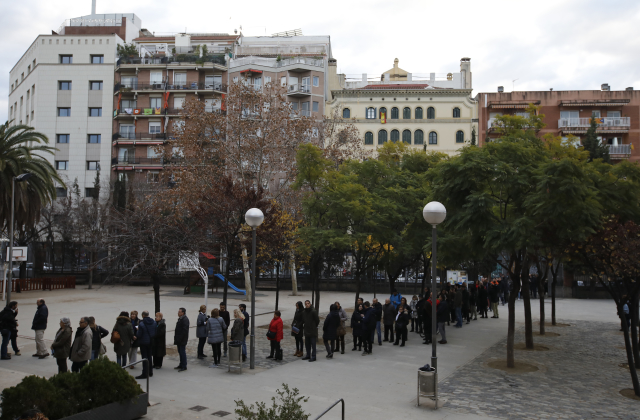 Barcelonští voliči čekají na otevření volební místnosti, aby hlasovali v regionálních volbách.