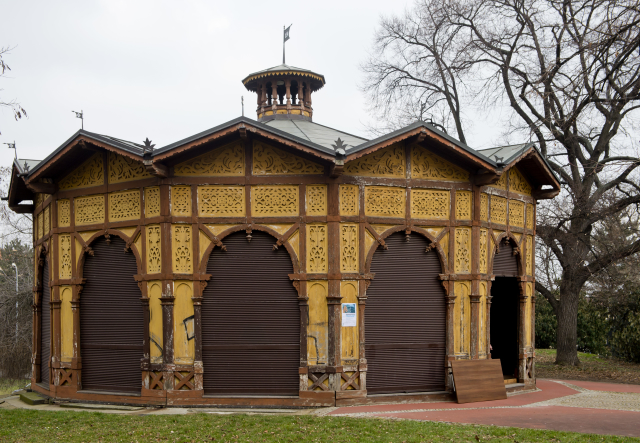 Letenský historický kolotoč, památka a atrakce z konce 19. století. Letenský historický kolotoč, památka a atrakce z konce 19. století.