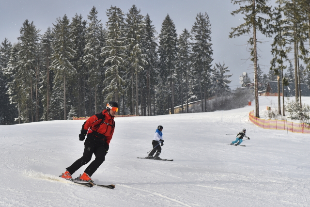 České skiareály o vánočním víkendu zahájí hlavní sezonu.