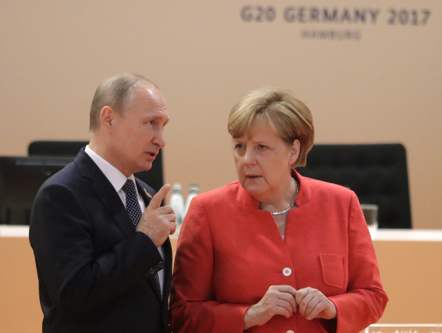 Vlevo ruský prezident Vladimir Putin a německá kancléřka Angela Merkelová.