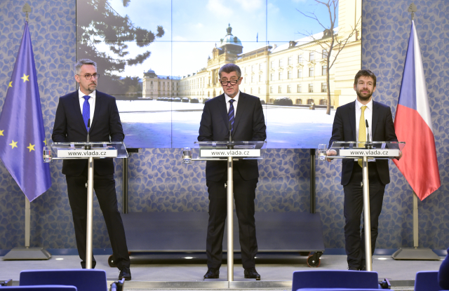 Zleva ministr vnitra Lubomír Metnar, premiér Andrej Babiš a ministr spravedlnosti Robert Pelikán na tiskové konferenci po schůzi vlády 22. prosince 2017.