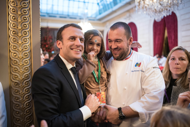 Francouzský prezident Emmanuel Macron a šéfkuchař Guillaume Gomez.