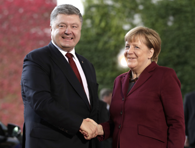 Petro Porošenko a Angela Merkelová.