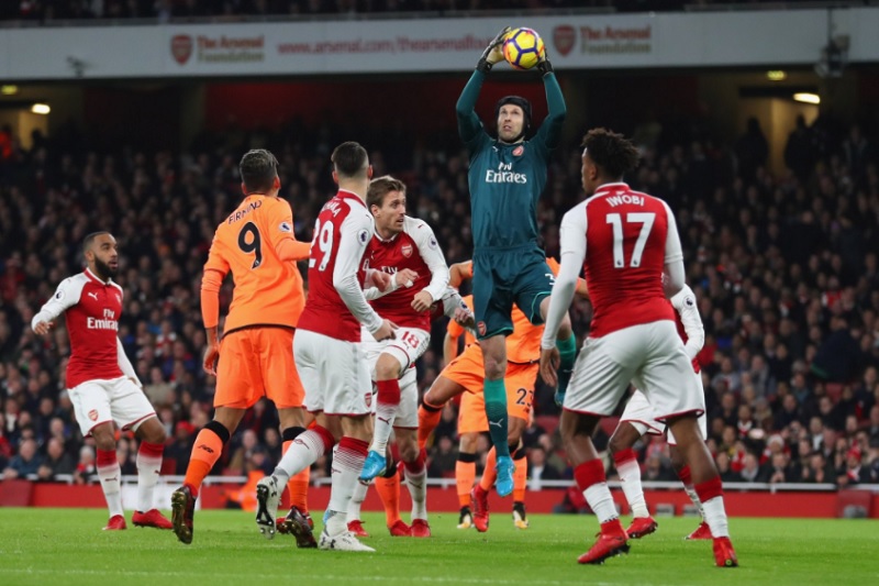 Arsenal remizoval ve šlágru kola s Liverpoolem.