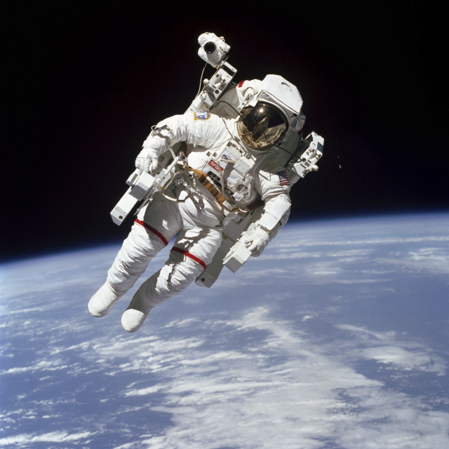 Americký astronaut Bruce McCandless ve vesmíru.