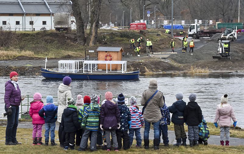 Dělníci (v pozadí) staví 21. prosince 2017 přístupovou cestu k přívozu, který nahradí zřícenou lávku mezi Císařským ostrovem a Trojou v Praze. Lávka se zřítila v sobotu 2. prosince odpoledne, ze čtyř zraněných byli dva ve vážném stavu. Dělníci (v pozadí) staví 21. prosince 2017 přístupovou cestu k přívozu, který nahradí zřícenou lávku mezi Císařským ostrovem a Trojou v Praze. Lávka se zřítila v sobotu 2. prosince odpoledne, ze čtyř zraněných byli dva ve vážném stavu.