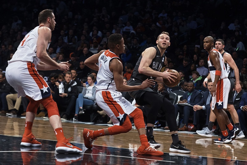 Basketbalisté Washingtonu v plné síle prohráli v pátečním utkání NBA na hřišti Brooklynu. Basketbalisté Washingtonu v plné síle prohráli v pátečním utkání NBA na hřišti Brooklynu.