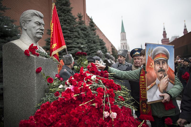 Rudé náměstí v Moskvě. Lidé si připomínají narození sovětského vládce Josifa Stalina.