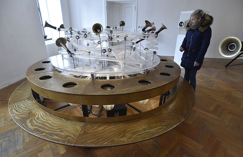 Expozice obsahuje několik desítek světelných, pohybových i zvukových instalací. 