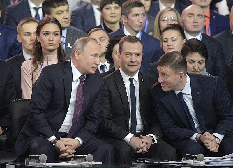 Zleva: ruský prezident Vladimir Putin, premiér Dmitrij Medveděv a gubernátor Pskovské oblasti Andrej Turčak na sjezdu strany Jednotné Rusko.