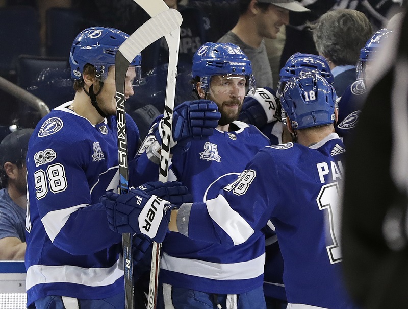 Ruský hokejový útočník Nikita Kučerov z Tampy Bay vede produktivitu NHL. Na snímku se raduje s českým hráčem Ondřejem Palátem.