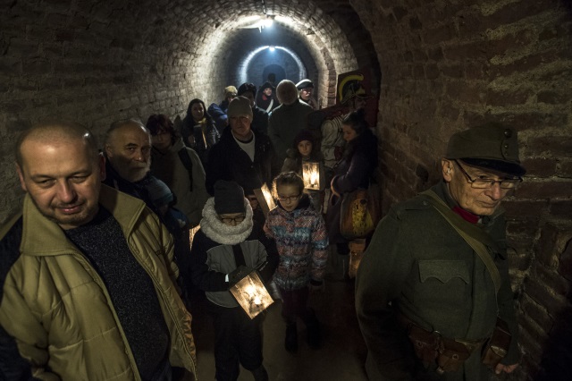 Netradiční prohlídka v doprovodu vojáků z Klubu vojenské historie čekala na návštěvníky 24. prosince v pevnosti Josefov v Jaroměři na Náchodsku.