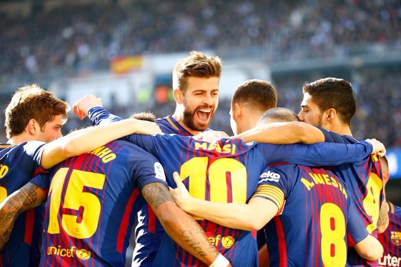 Fotbalisté Barcelony oslavují branku.