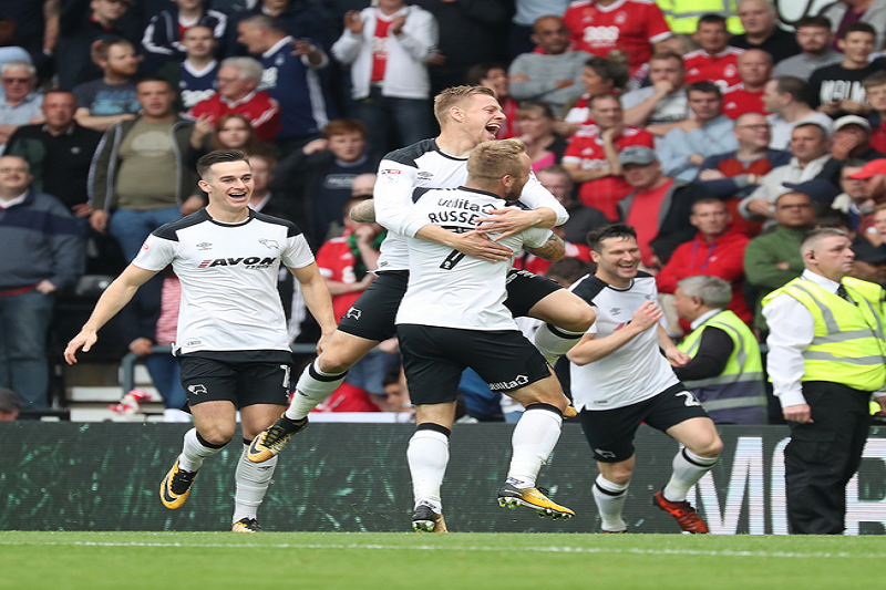 Matěj Vydra se raduje se svými spoluhráči ze vstřelené branky.
