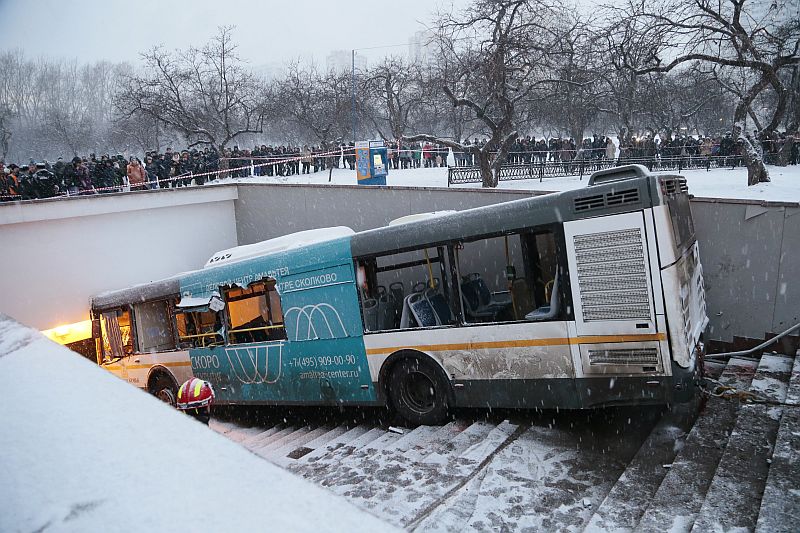 Pod koly autobusu zůstali po nehodě tři lidé, zranění utrpěli i cestující v autobusu. Stav několika z nich je kritický. Pod koly autobusu zůstali po nehodě tři lidé, zranění utrpěli i cestující v autobusu. Stav několika z nich je kritický.