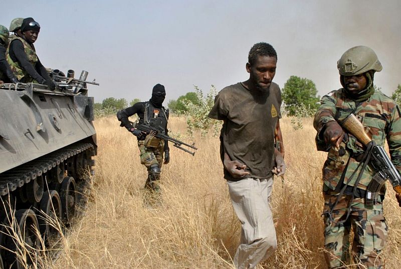 Nigerijští vojáci při zatýkání teroristů z Boko Haram (ilustrační foto).