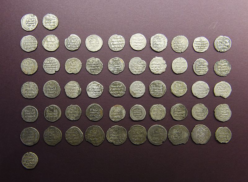 52 stříbrných dirhamů z přelomu 10. a 11. století.
