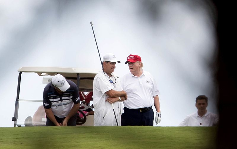 Na golfových hřištích se Donald Trump (na snímku s červenou čepicí) rovněž objevil v asi 40 dnech. Na golfových hřištích se Donald Trump (na snímku s červenou čepicí) rovněž objevil v asi 40 dnech.