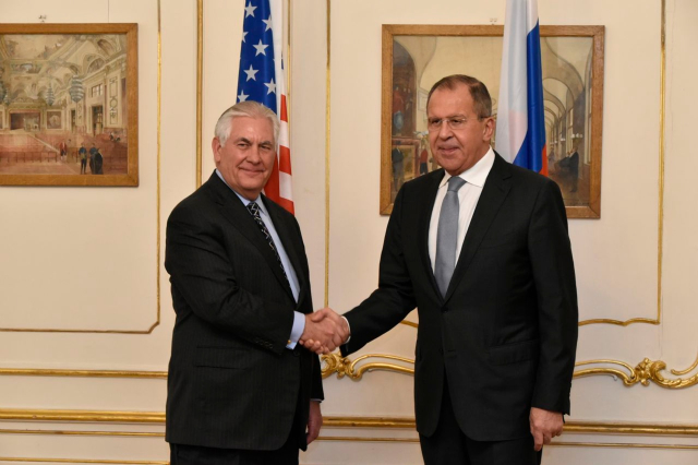 Ministři zahraničí USA Rex Tillerson a Ruska Sergej Lavrov.