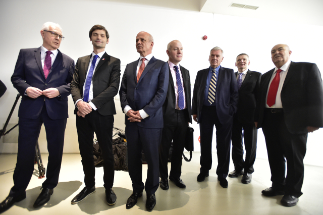 Kandidáti na prezidenta, zleva: Jiří Drahoš, Marek Hilšer, Michal Horáček, Pavel Fischer, Vratislav Kulhánek, Jiří Hynek, Petr Hannig.