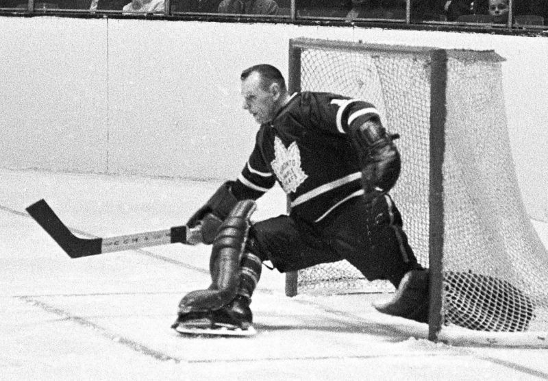 Legendární brankář Johnny Bower.