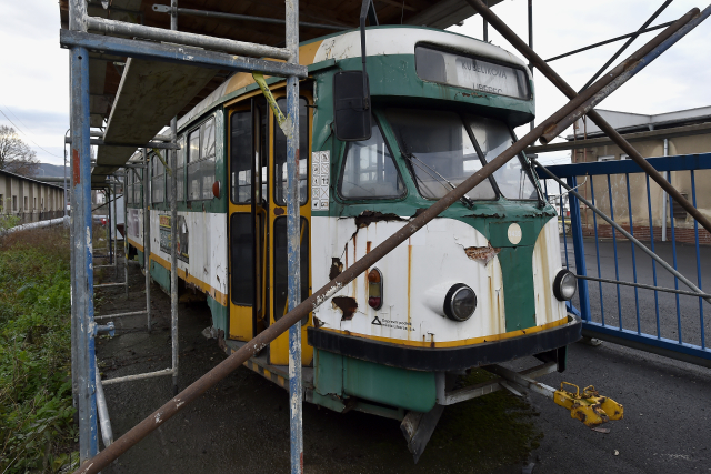 Vyřazená tramvaj Tatra T2 z roku 1960.