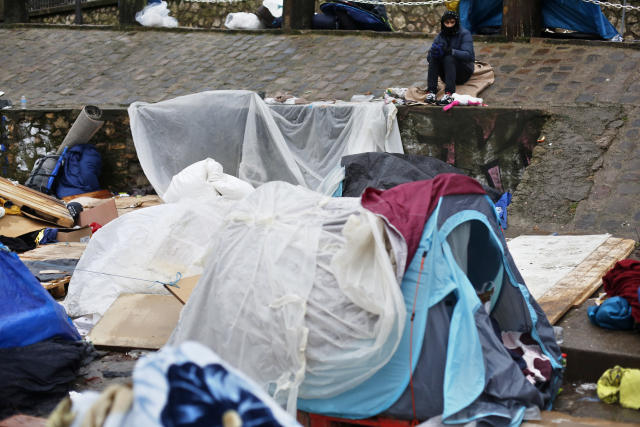 Běženci tábořící v centru Paříže.