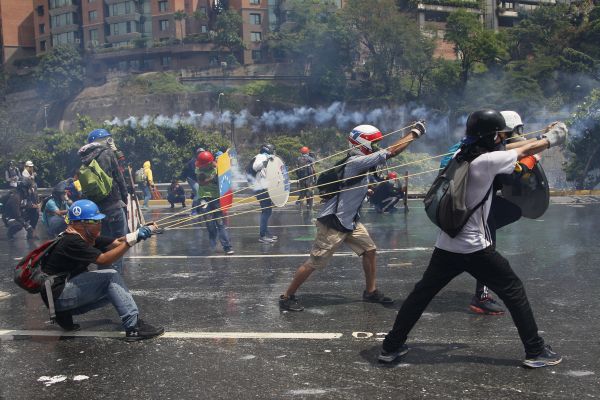 Venezuelané už několik dní protestují proti hospodářské politice vlády. Venezuelané už několik dní protestují proti hospodářské politice vlády.