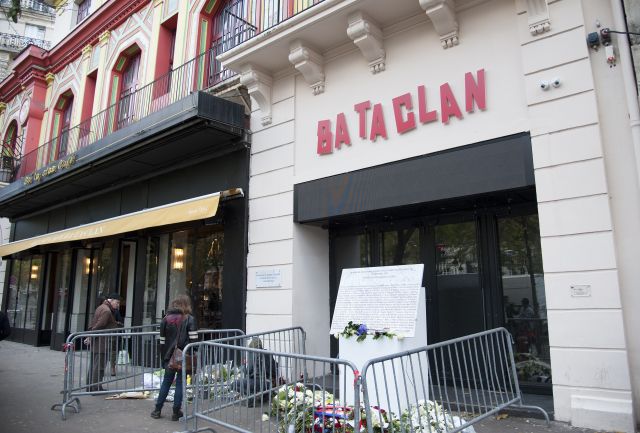 Pietní akce před budovou hudebního klubu Bataclan. 