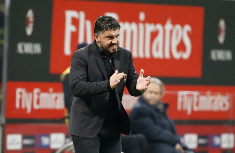 Známý bouřlivák Genaro Gattuso nešetří emocemi ani na lavičce AC Milán. Známý bouřlivák Genaro Gattuso nešetří emocemi ani na lavičce AC Milán.