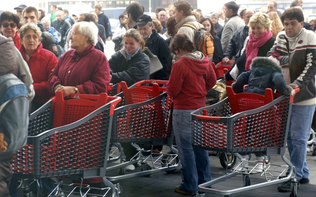 Fronta před obchodním centrem v Praze-Chodově.,