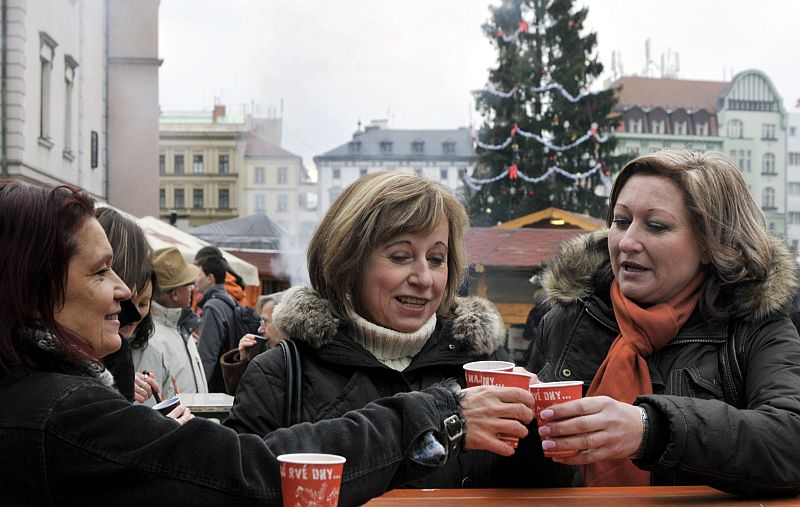 Letošní výtěžek vánočního stánku s punčem je nejvyšší za osm let trvání této charitativní akce. Loni se podařilo získat 860 tisíc korun. Lidé si ve stánku Dobrého místa pro život mohli v předvánočním čase opět koupit nejen punč, ale také vánoční cukroví, čokolády, čaje a výrobky klientů organizací, mezi něž je výtěžek rozdělen.