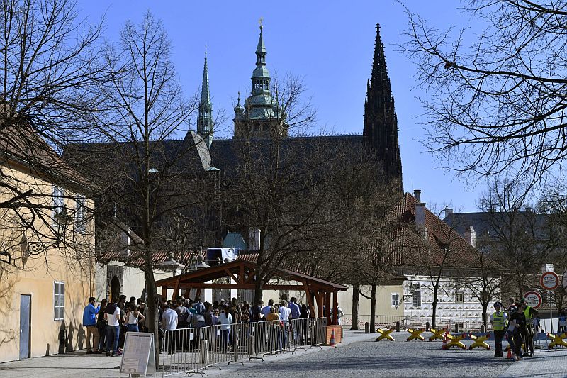 Bezpečnostní kontrola na Pražském hradě. 