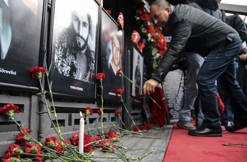 Několik desítek lidí se sešlo v centru Istanbulu, aby si připomnělo oběti teroristického útoku z loňského silvestra. Několik desítek lidí se sešlo v centru Istanbulu, aby si připomnělo oběti teroristického útoku z loňského silvestra.