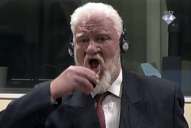 Slobodan Praljak pije jed u soudu.